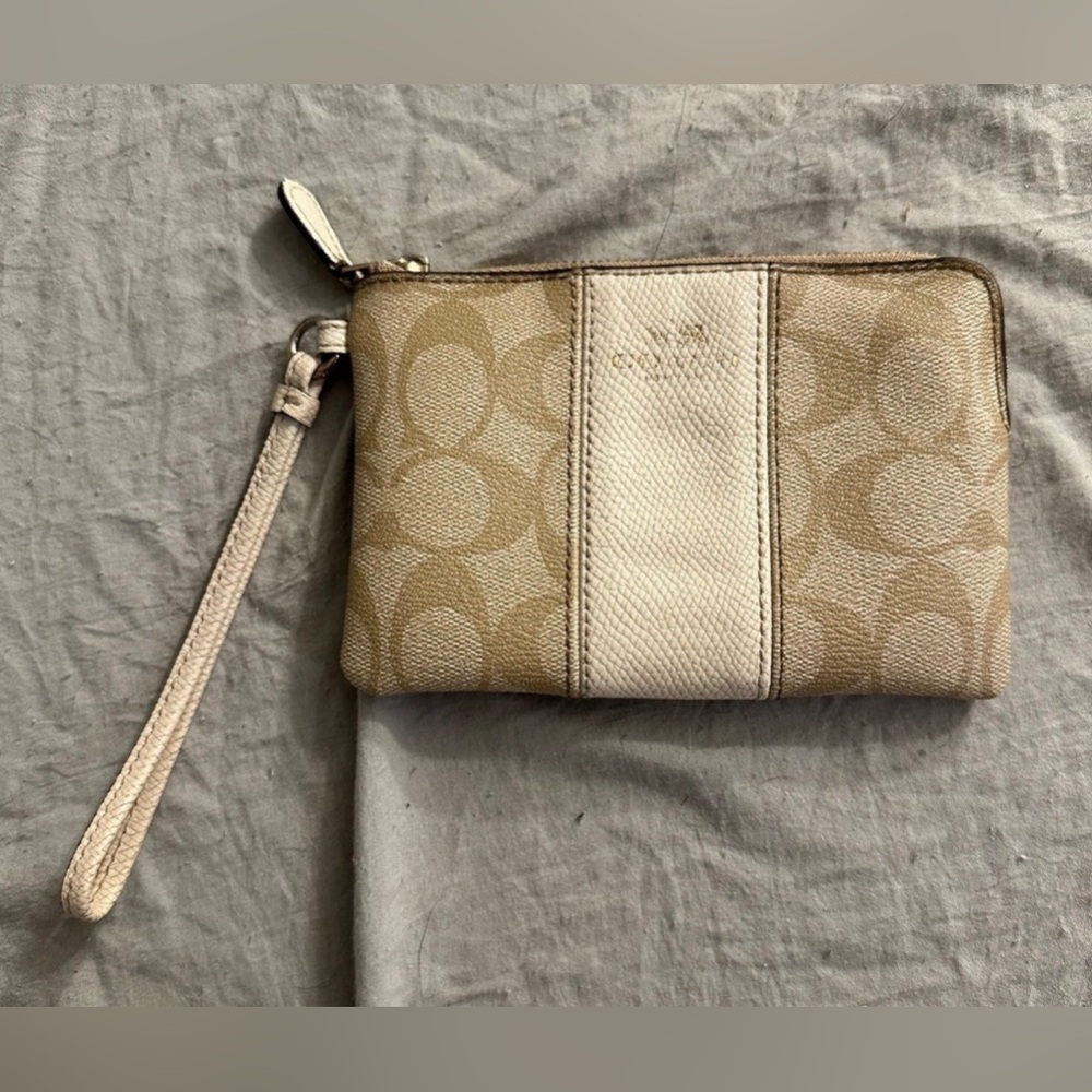 COACH Light Khaki/Chalk CORNER ZIP WRISTLET
